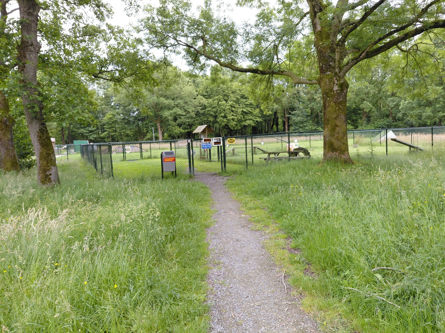 Ingang met dubbele sluis naar het terrein