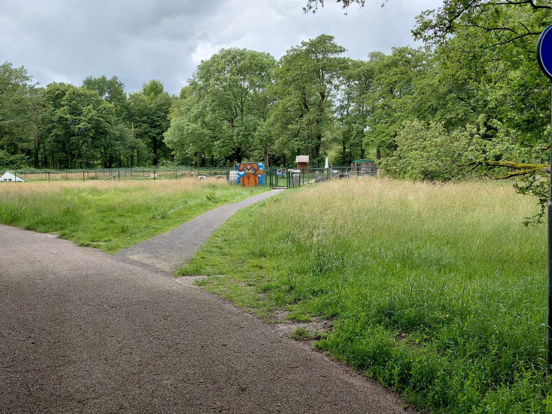 Zicht op de hondenspeeltuin vanaf het pad